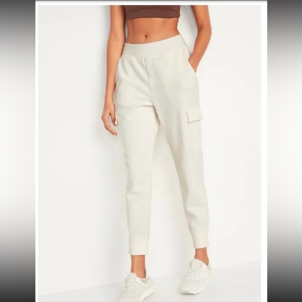 Old Navy Women’s High Rise Active Dynamic Fleece Cargo Jogger Cream XXL